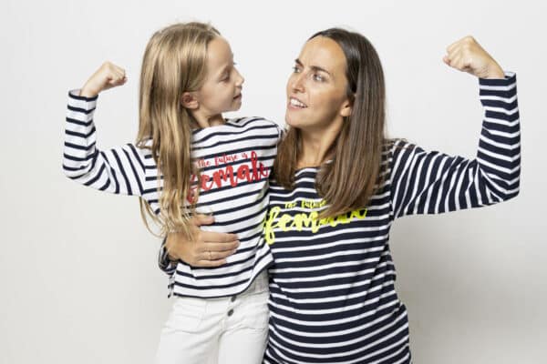 Camiseta infantil 'The future is female' roja - Imagen 2