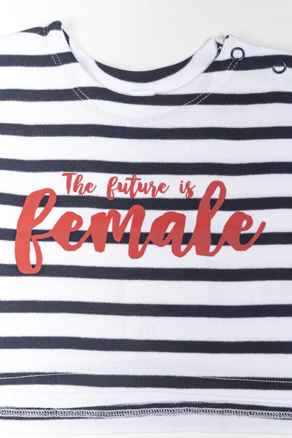 Camiseta infantil 'The future is female' roja - Imagen 5