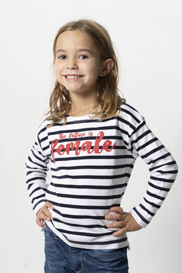 Camiseta infantil 'The future is female' roja - Imagen 8