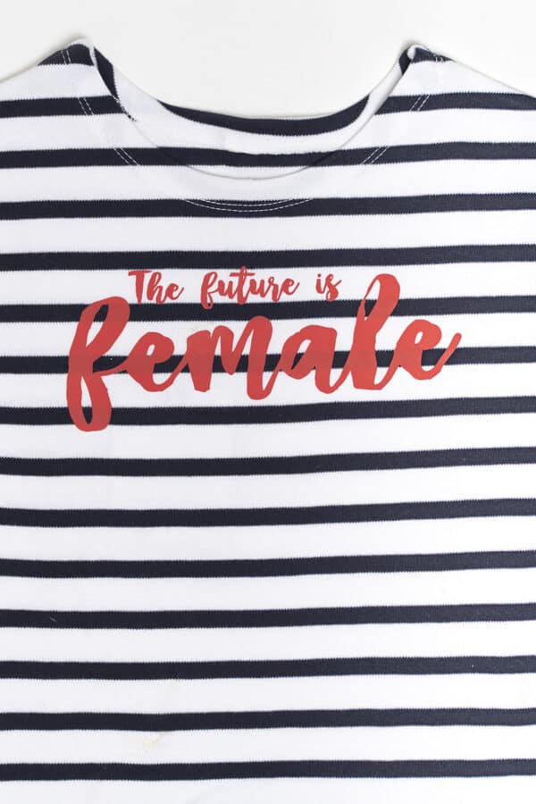 Camiseta infantil 'The future is female' roja - Imagen 11