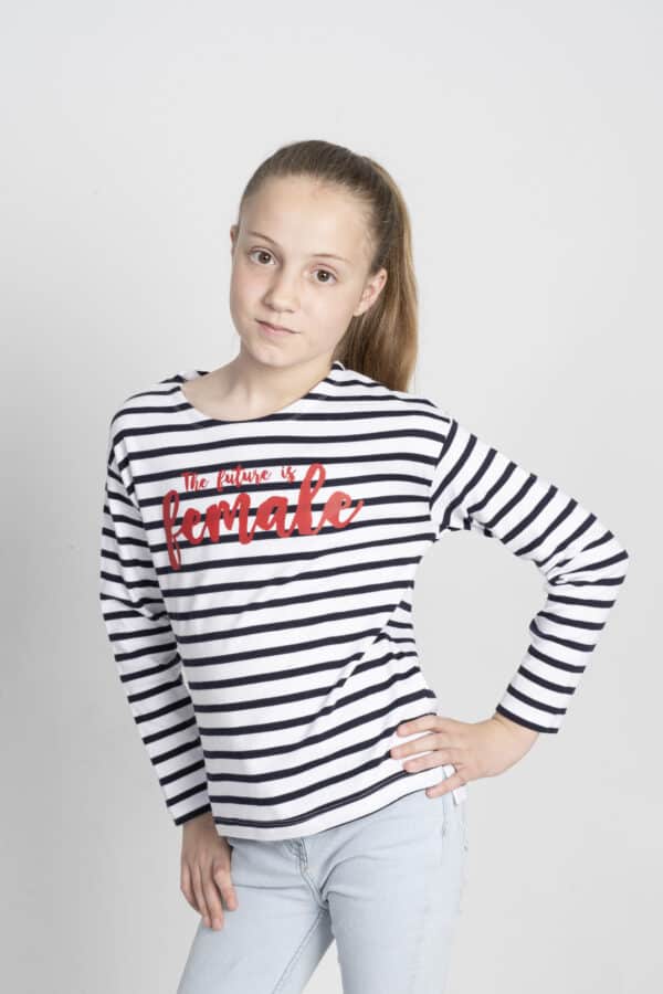 Camiseta infantil 'The future is female' roja - Imagen 13