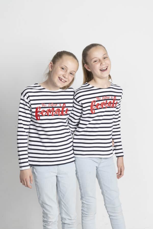 Camiseta infantil 'The future is female' roja - Imagen 6