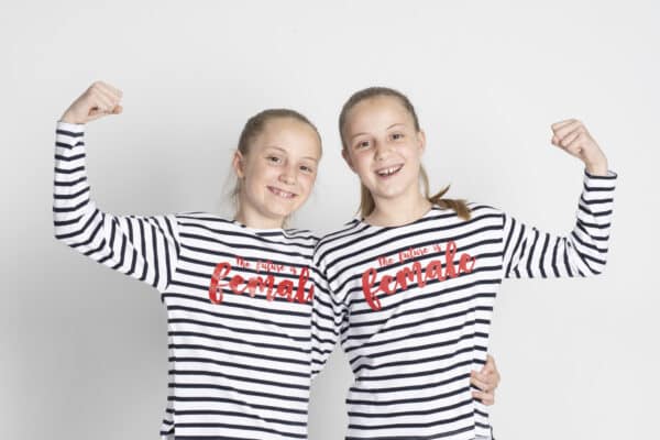 Camiseta infantil 'The future is female' roja - Imagen 14